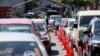 Anggota masyarakat menunggu di mobil untuk mendapatkan vaksinasi di klinik drive-through, di Auckland, Selandia Baru, 16 Oktober 2021. (Foto: Reuters)