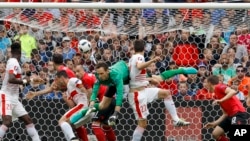 Fabian Schär de la Suisse, au centre, ouvre le score d'une tête sur corner au cours du match du Groupe A de l’Euro 2016 entre l'Albanie et la Suisse, au stade Bollaert à Lens, France, 11 juin 2016. (AP Photo / Frank Augstein)