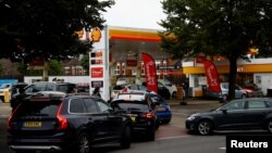Antrean panjang mobil-mobil yang ingin mengisi bensi di sebuah pompa bensin di London (30/9). 