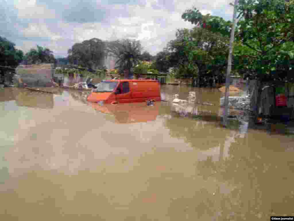 Ruwa yana tafiya da wata mota a sanadin ambaliya a Makurdin Jihar Binuwai, lahadi 23 Satumba 2012.