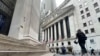 Peatones pasan frente al edificio de La Bolsa de Nueva York en Wall Street, Manhattan, el 20 de agosto de 2024.