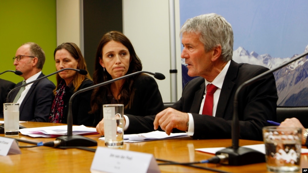 PM Selandia Baru, Jacinda Ardern (kedua dari kanan) menghadiri konferensi pers mengenai rencana pemerintah untuk membunuh lebih dari 100 ribu sapi, di Wellington, Selandia Baru, Senin (28/5). 