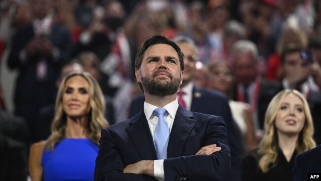 El senador estadounidense de Ohio y candidato republicano a vicepresidente de 2024, J. D. Vance, asiste al primer día de la Convención Nacional Republicana de 2024 en el Fiserv Forum en Milwaukee, Wisconsin, el 15 de julio de 2024.