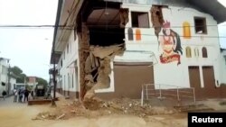 Una casa dañada en Yurimaguas, Perú, luego de un terremoto la madrugada del domingo 26 de mayo de 2019. Imagen tomada de un video. America TV / Reuters TV.