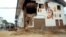 Una casa dañada en Yurimaguas, Perú, luego de un terremoto la madrugada del domingo 26 de mayo de 2019. Imagen tomada de un video. America TV / Reuters TV.