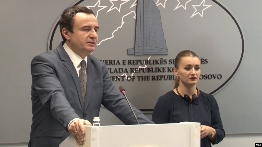 Premijer Kosova Aljbin Kurti na konferenciji za novinare u Prištini, 16. novembra 2021. (Foto: VOA)
