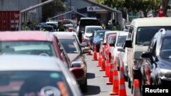 Anggota masyarakat menunggu di mobil untuk mendapatkan vaksinasi di klinik drive-through, di Auckland, Selandia Baru, 16 Oktober 2021. (Foto: Reuters)