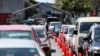 Warga antri di dalam mobil mereka, untuk mendapatkan vaksinasi COVID-19 di Auckland, Selandia Baru, 16Oktober 2021. (REUTERS/Simon Watts)