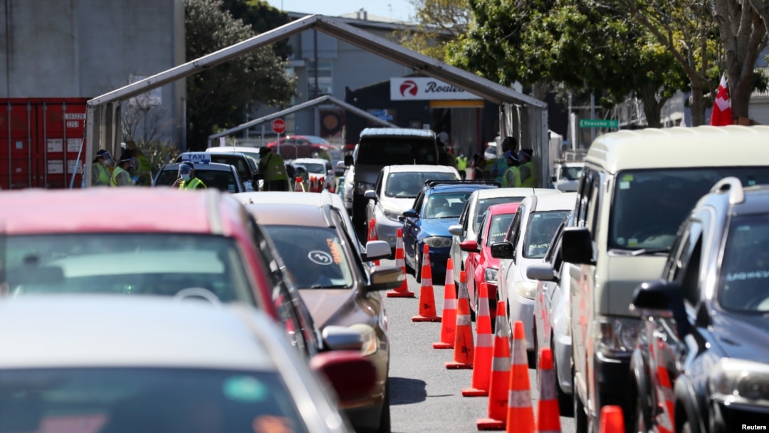 Warga antri di dalam mobil mereka, untuk mendapatkan vaksinasi COVID-19 di Auckland, Selandia Baru, 16Oktober 2021. (REUTERS/Simon Watts)