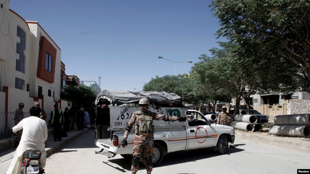 一名士兵站在巴基斯坦西南部被绑架的两名中国公民的现场(2017年5月24日)