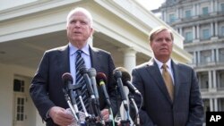 အထက်လွှတ်တော်အမတ် John McCain (ဝဲ) နဲ့ အထက်လွှတ်တော်အမတ် Lindsey Graham (ညာ) တို့ နှစ်ဦး သမ္မတ အိုဘားမားနဲ့ ဆီးရီးယားအရေး ဆွေးနွေးပြီးနောက် တွေ့ရစဉ်။