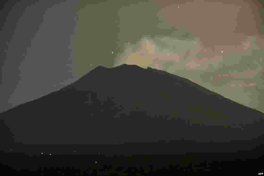 تصویری از فوران کوه آتشفشان در بالی اندونزی &nbsp;