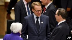 El presidente del Banco Central de Alemania, Jens Weidmann, conversa con la presidenta de la Reserva Federal de Estados Unidos, Janet Yellen, y el secretario del Tesoro de Estados Unidos, Steven Mnuchin, durante la reunión de ministros de Finanzas del G20 en Baden-Baden, Alemania.