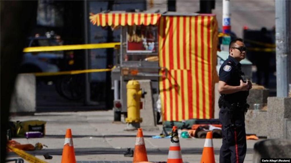 Un policÃ­a junto a una vÃ­ctima tras un atropello masivo en una calle de Toronto, CanadÃ¡, abr 23, 2018. REUTERS/Carlo Allegri .