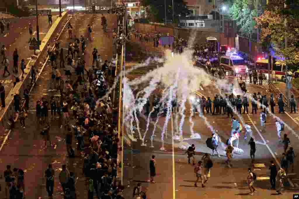 Cảnh sát sử dụng hơi cay để giải tán các sinh viên biểu tình đòi dân chủ tại Hong Kong, ngày 29/9/2014. 