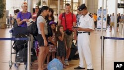 6일 이집트 사나이 남부 샤름 엘 셰이크 국제공항에서 공항 경찰이 영국인 여행객들의 출국 정보를 확인하고 있다.