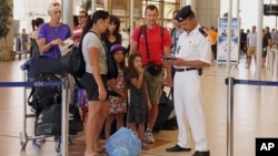 Polisi Mesir memeriksa dokumen para wisatawan Inggris di bandara Sharm el-Sheikh, Sinai selatan, Mesir (6/11).