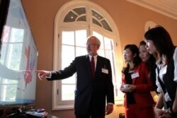 Đại sứ Mỹ David Shear cùng các phóng viên Việt Nam tại tư dinh ở Hà Nội, theo dõi bầu cử tổng thống Mỹ, 6/11/2012