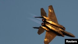 Истребитель F-15 ВВС Израиля совершает полет во время показательной церемонии выпуска пилотов на авиабазе Хацерим, юг Израиля, 25 июня 2009 года.