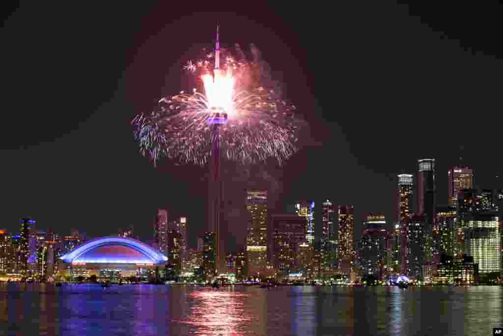 Kembang api terlihat dari CN Tower di tengah kota Toronto, Kanada, dalam upacara penutupan Pan Am Games, 26 Juli 2015.