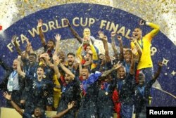2018年7月15日法国队“高卢雄鸡”赢得了2018年世界杯足球赛之后庆贺胜利。