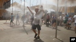 People cool off at the US pavilion at the Expo 2015 world's fair in Rho, near Milan, Italy, July 4, 2015. 