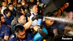16일 홍콩 정부청사 인근에서 경찰이 시위대에 최루액을 분사하고 있다.