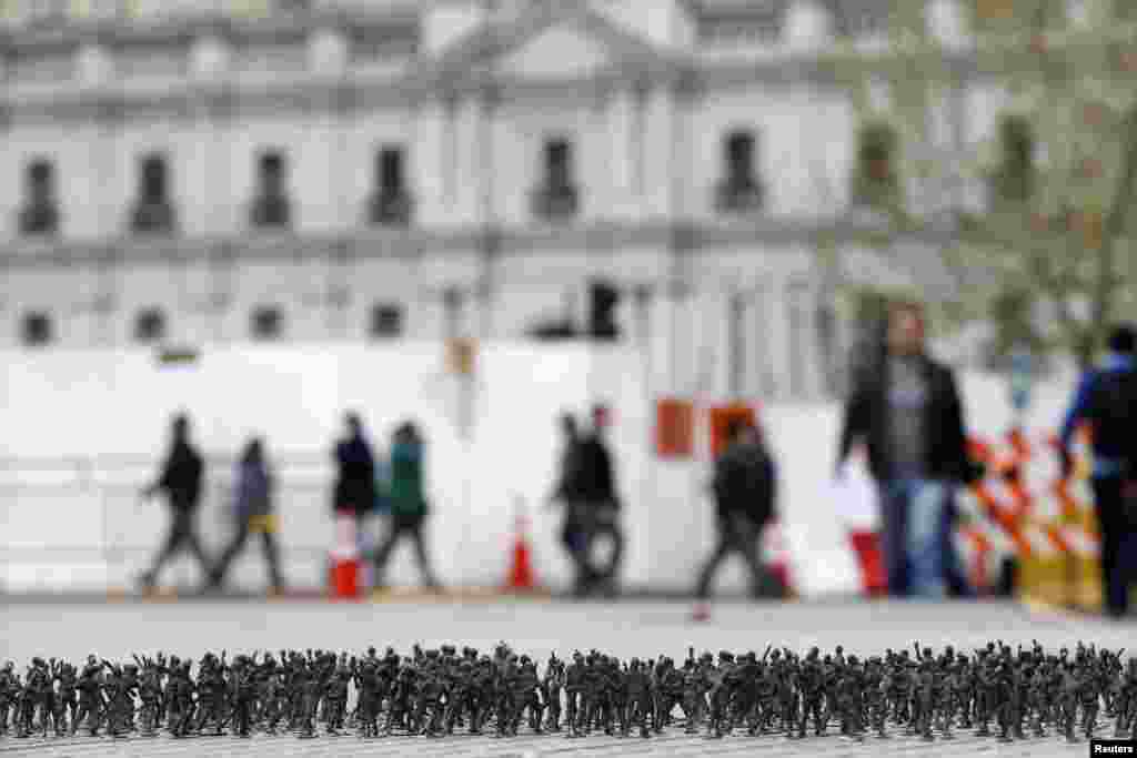 Lính đồ chơi trong một tác phẩm nghệ thuật sắp đặt ở trước Dinh Tổng thống ở Santiago, Chile . 
