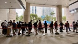 大批市民7月8日到西九龍裁判法院排隊輪候旁聽席，聲援民主派初選47名被告。(美國之音 湯惠芸拍攝)