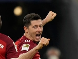 Robert Lewandowski na Bayern ya yi murnar zura kwallo ta biyu a wasan kwallon kafa na Bundesliga na Jamus tsakanin FC Bayern Munich da SC Freiburg a Munich, Jamus, Asabar, 6 ga Nuwamba, 2021.