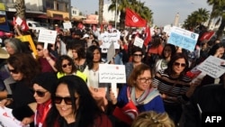 Des Tunisiennes manifestent pour exiger une modification de la loi religieuse concernant l'héritage, à Tunis, le 10 mars 2018.