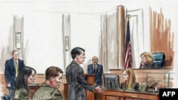 俄罗斯间谍嫌疑人(左就座二人) 在联邦法庭