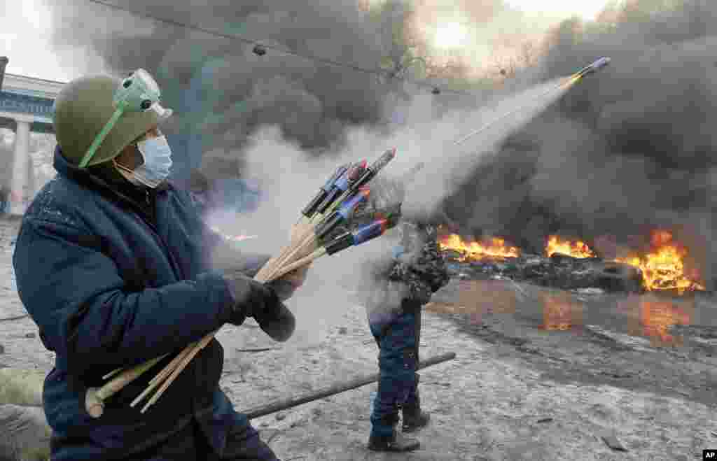 Um manifestante atira foguetes contra a polícia durante os confrontos no centro de Kiev, Jan. 23, 2014. 
