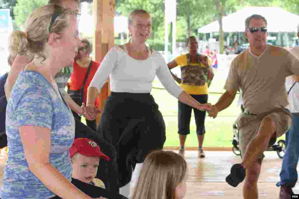 Los visitantes disfrutan de las clases de baile&nbsp; tradicional húngaro.