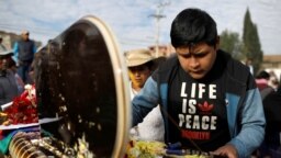 Bolivianos simpatizantes del derrocado presidente de Bolivia, Evo Morales, lloran la muerte de un hombre que, según dicen, fue asesinado por las fuerzas de seguridad durante recientes enfrentamientos, en Sacaba, cerca de Cochabamba, Bolivia, 17 de noviembre de 2019.