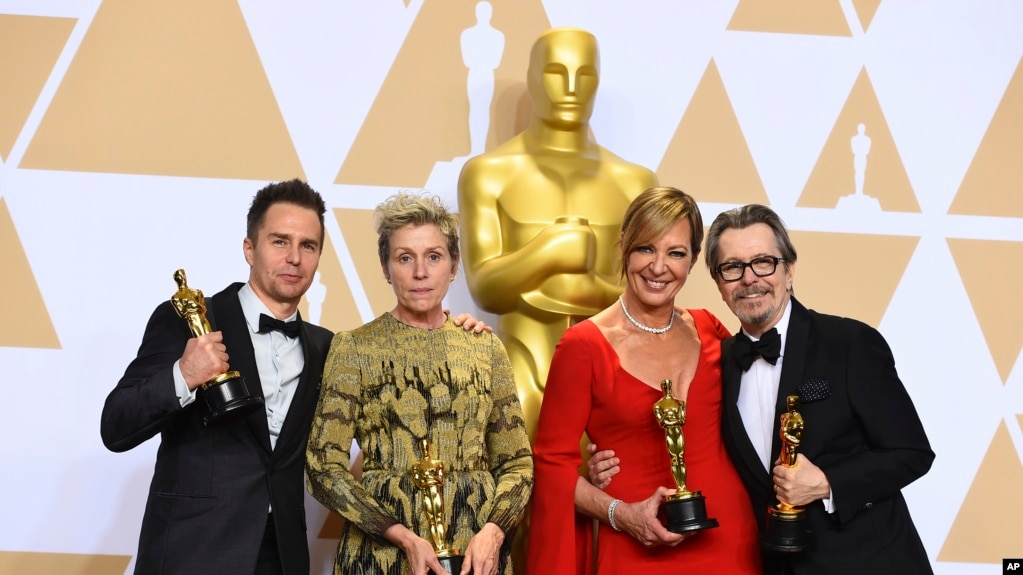 Sam Rockwell, último de la izq., ganador del Oscar a Mejor Actor de Reparto por "Three Billboards Outside Ebbing, Missouri", Frances McDormand, Mejor Actriz por la misma película, Allison Janney, Mejor Actriz de Reparto por "I, Tonya", y Gary Oldman, Mejor Actor por "Darkest Hour" posan con sus galardones en el Teatro Dolby de Hollywood, California. 3-4-18.