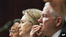 From left, Energy Secretary Steven Chu, Secretary of State Hillary Rodham Clinton, and Defense Secretary Robert Gates, testify before the Senate Armed Services Committee hearing on the new START Treaty, on Capitol Hill in Washington, 17 Jun 2010 (file pho