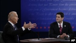 Wakil Presiden AS, Joe Biden (kiri) dan Cawapress dari Partai Republik, Paul Ryan, dalam Debat Calon Wakil Presiden AS di Kentucky (11/10).