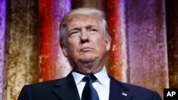 Presiden AS terpilih Donald Trump berbicara dalam jamuan makan malam pelantikan presiden di Washington (17/1). (AP/Evan Vucci)