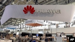 រូបឯកសារ៖ ហាង​លក់​ទូរស័ព្ទ​ក្រុម​ហ៊ុន​ Huawei ត្រូវ​បាន​ដំឡើង​នៅ​កន្លែង​ពិព័រណ៍​ពាណិជ្ជកម្ម​នៅ​ក្នុង​សាល​តាំង​ពិព័រណ៍​នៅ​ទីក្រុង Hannover ប្រទេស​អាល្លឺម៉ង់ កាល​ពី​ឆ្នាំ​២០១៧។