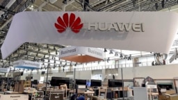 Le stand Huawei est installé dans l'espace des foires du hall d'exposition de Hanovre, en Allemagne, le mardi 14 mars 2017, pendant la foire technologique