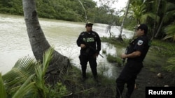 Debido a que Costa Rica no tiene ejército, policías y guardabosques custodian parques naturales como el Manuel Antonio en Quepos, Costa Rica.