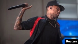 El cantante Chris Brown fue expulsado del centro de rehabilitación por lanzar una piedra a la institución desde el automóvil de su madre.