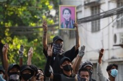 Para demonstran antikudeta terus melakukan aksi protes dengan membawa poster Aung San Suu Kyi di Yangon, Myanmar (1/4).