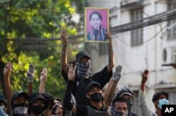 Para demonstran antikudeta terus melakukan aksi protes dengan membawa poster Aung San Suu Kyi di Yangon, Myanmar (1/4).