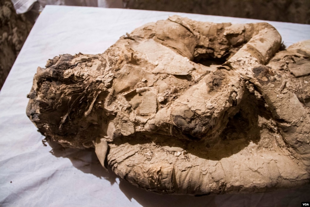 This mummy wrapped in linen, with its hands on its chest in the Osirian form, was found inside the long chamber of the Kampp 150 tomb. Studies suggest that the mummy could have been a top official or a powerful person in the Draa Abul Naga necropolis on Luxor&rsquo;s West Bank, in Luxor, Egypt, Dec. 9, 2017. (H. Elrasam/VOA)