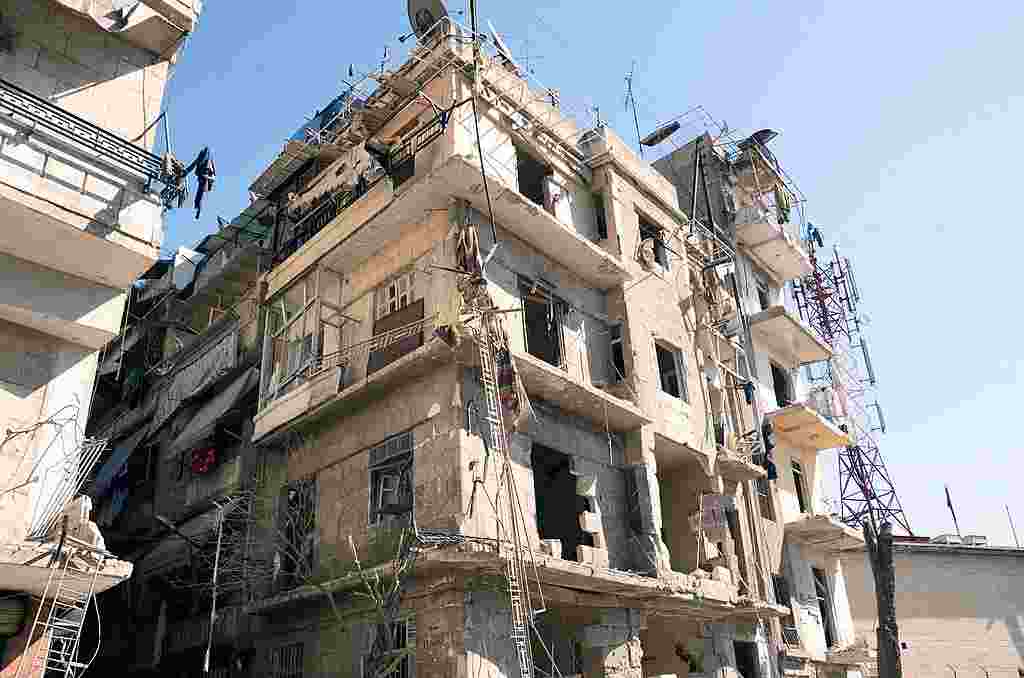 Foto yang dirilis kantor berita Suriah menunjukkan gedung yang hancur akibat ledakan di Aleppo, Suriah (18/3) (AP/SANA).