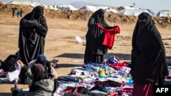 Suasana di luar kamp al-Hol, tempat pengungsian keluarga mantan kombatan ISIS, di wilayah al-Hasakeh, timur laut Suriah, 14 Januari 2020. (Foto: AFP) 