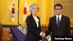 19일 일본을 방문한 강경화 한국 외교부 장관(왼쪽)이 도쿄 이쿠라 공관에서 고노 다로 일본 외무상과 회담을 가졌다.