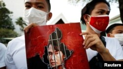 缅甸民众手举昂山素季画像聚集在泰国曼谷的联合国机构前。（2021年2月2日）